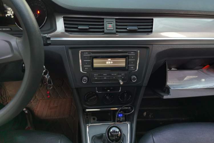 Used Volkswagen Bora 2016 1.6L Manual Fashion Edition Audio And AC Panel