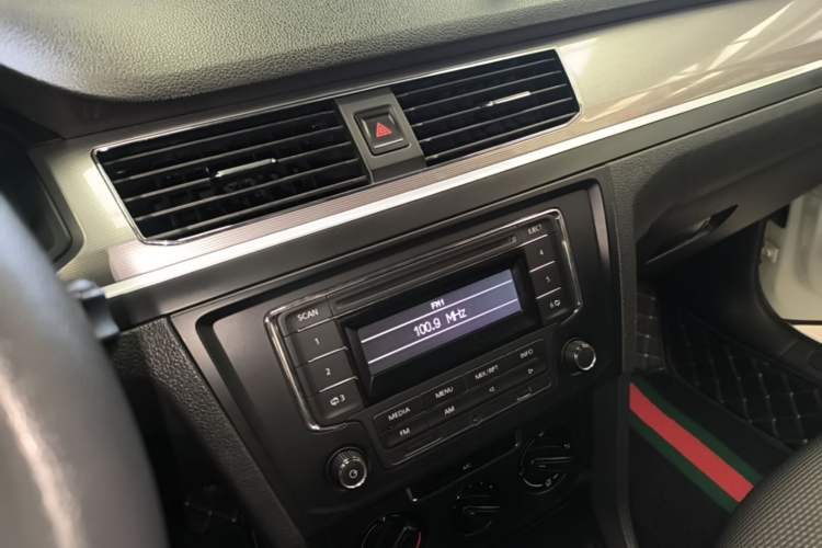 Used Volkswagen Bora 2016 1.6L Manual Fashion Edition Audio And AC Panel
