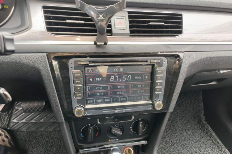 Used Volkswagen Bora 2016 1.6L Automatic Fashion Model Audio And AC Panel
