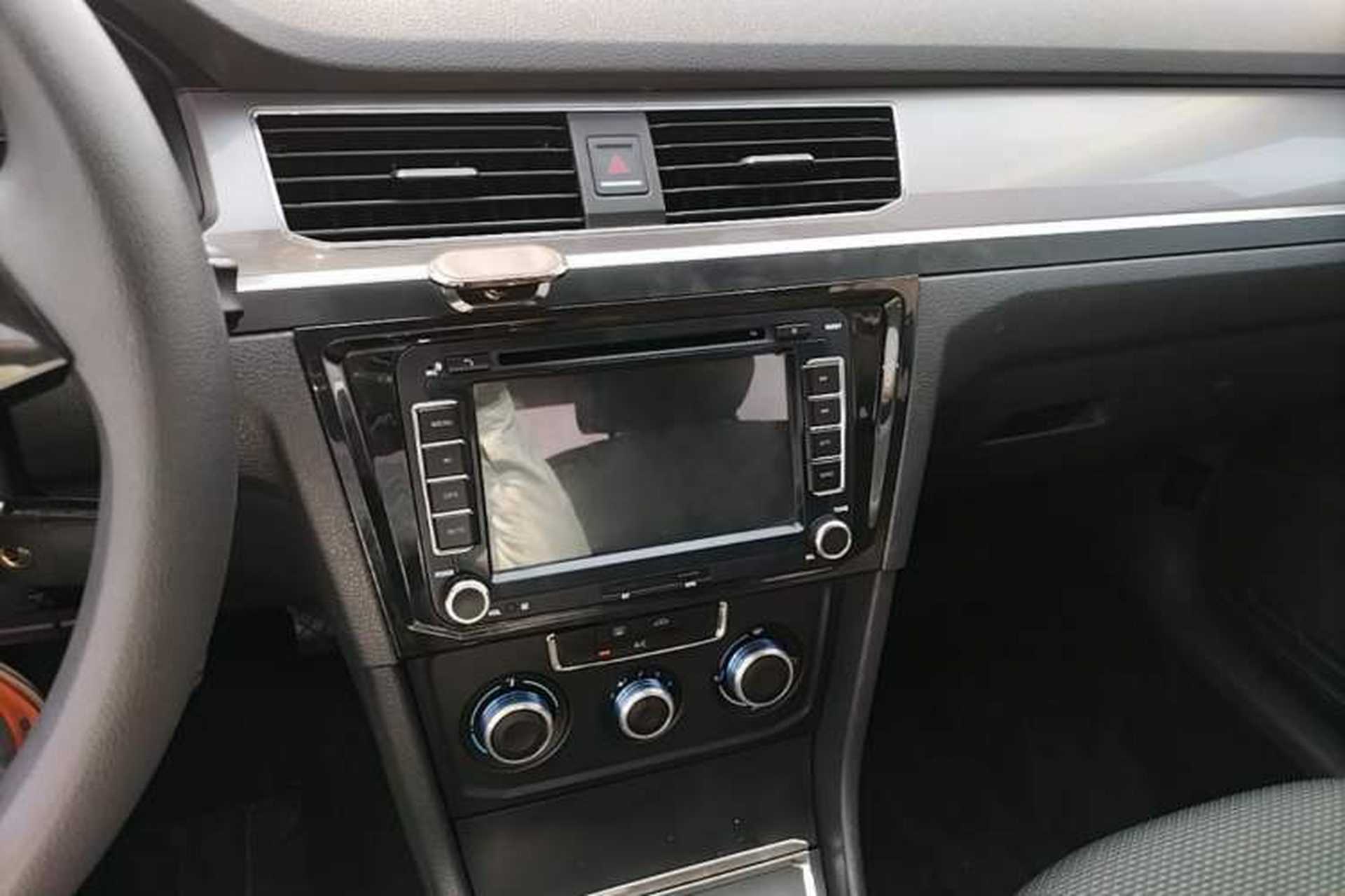 Used Volkswagen Bora 2016 1.6L Manual Fashion Edition Audio And AC Panel
