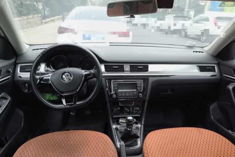Used Volkswagen Bora 2016 1.6L Manual Comfort Model Center Console