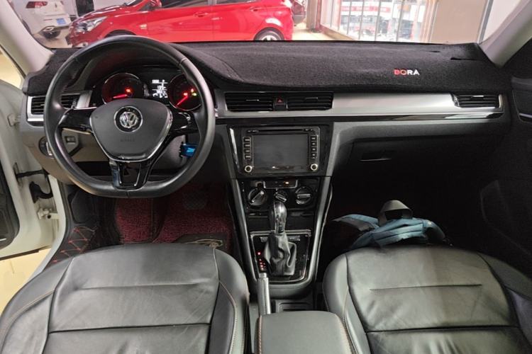 Used Volkswagen Bora 2016 1.6L Automatic Comfort Model Center Console
