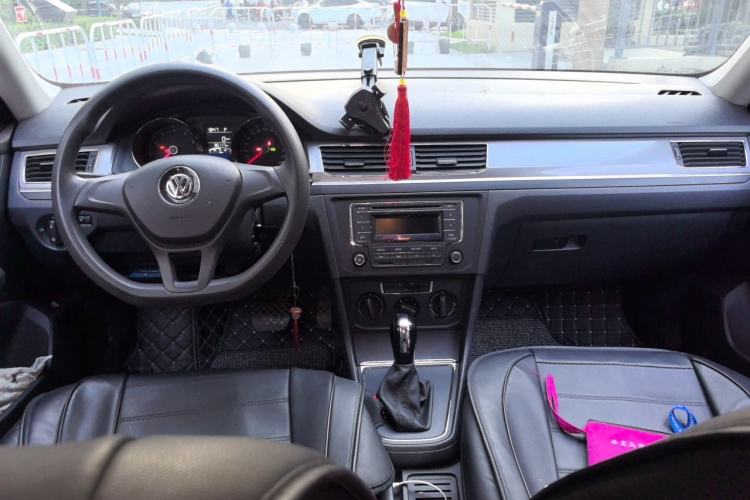 Used Volkswagen Bora 2016 1.6L Automatic Fashion Model Center Console