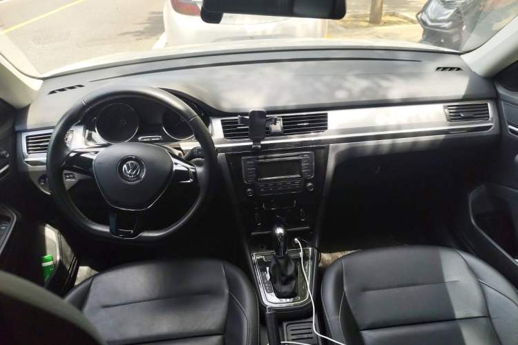 Used Volkswagen Bora 2016 1.6L Automatic Comfort Model Center Console