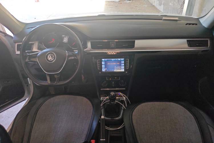 Used Volkswagen Bora 2016 1.6L Manual Comfort Model Center Console