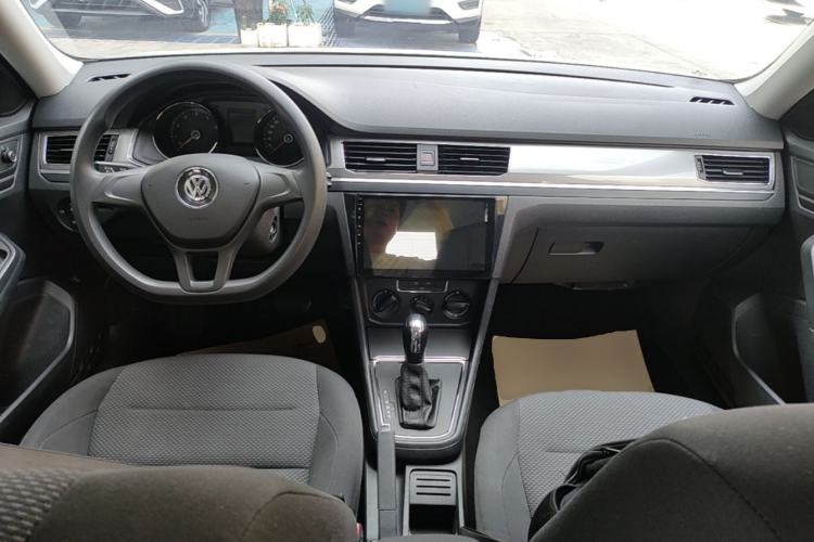 Used Volkswagen Bora 2016 1.6L Automatic Fashion Model Center Console