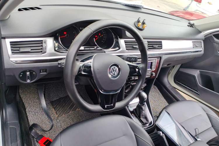 Used Volkswagen Bora 2016 1.6L Automatic Comfort Model Center Console