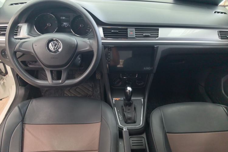 Used Volkswagen Bora 2016 1.6L Automatic Fashion Model Center Console