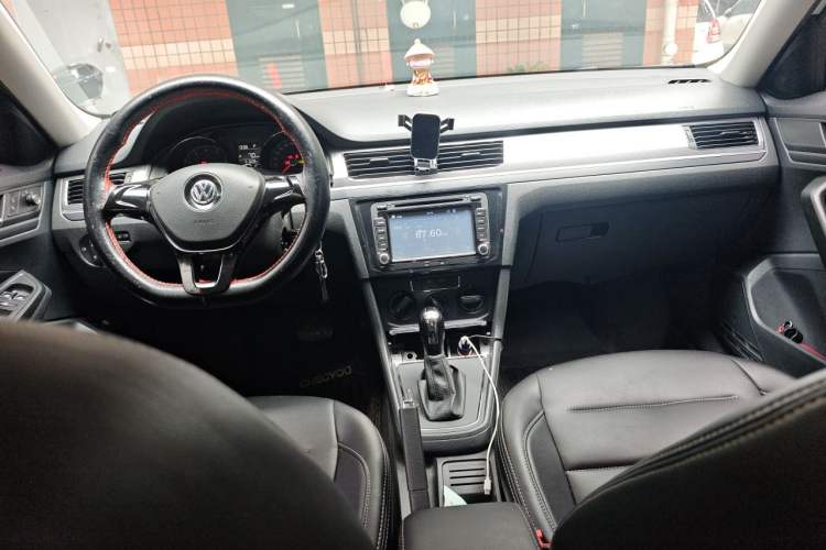 Used Volkswagen Bora 2016 1.6L Automatic Fashion Model Center Console