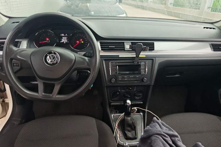 Used Volkswagen Bora 2016 1.6L Automatic Fashion Model Center Console