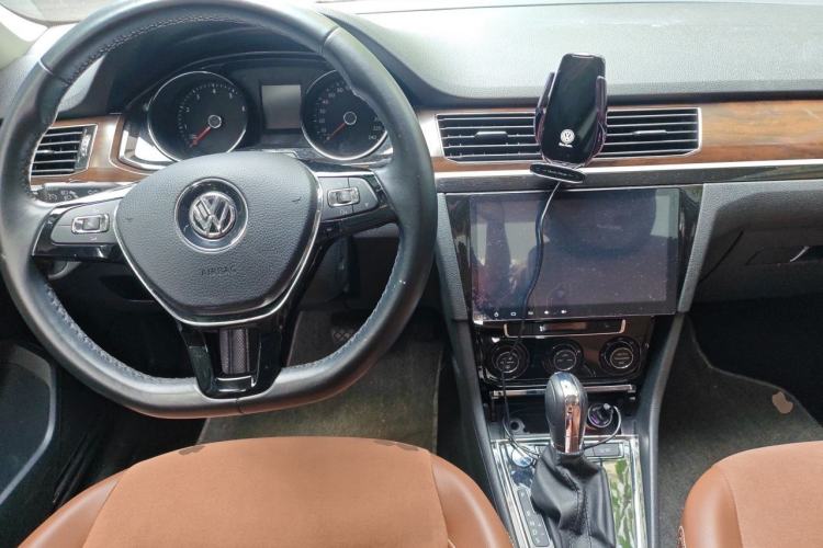 Used Volkswagen Bora 2016 1.6L Automatic Luxury Model Center Console