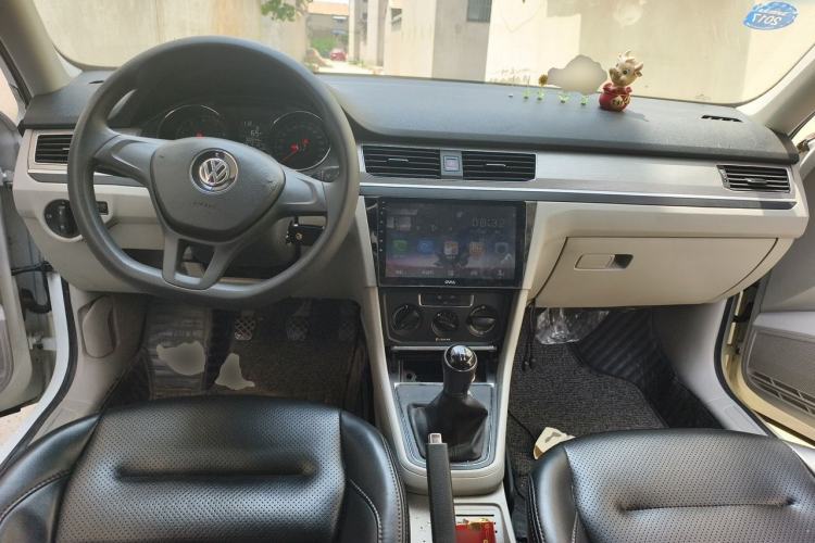 Used Volkswagen Bora 2016 1.6L Manual Fashion Edition Center Console