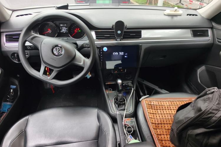 Used Volkswagen Bora 2016 1.6L Automatic Fashion Model Center Console