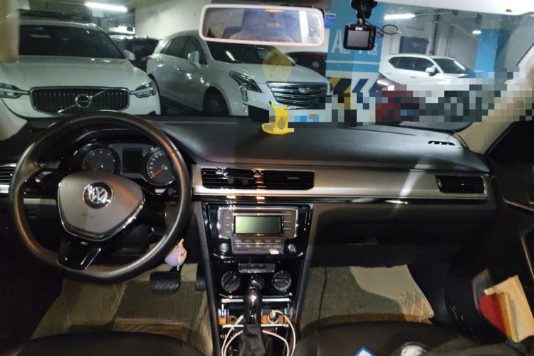 Used Volkswagen Bora 2016 1.6L Automatic Comfort Model Center Console