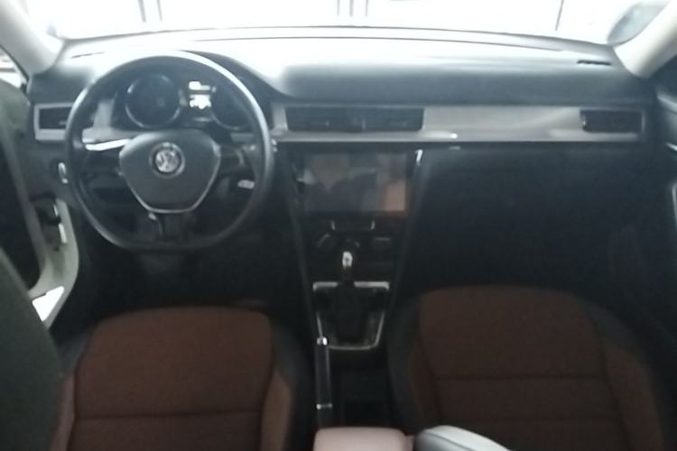 Used Volkswagen Bora 2016 1.6L Automatic Comfort Model Center Console