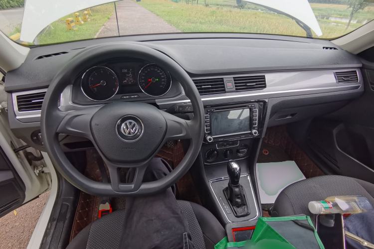 Used Volkswagen Bora 2016 1.6L Automatic Fashion Model Center Console