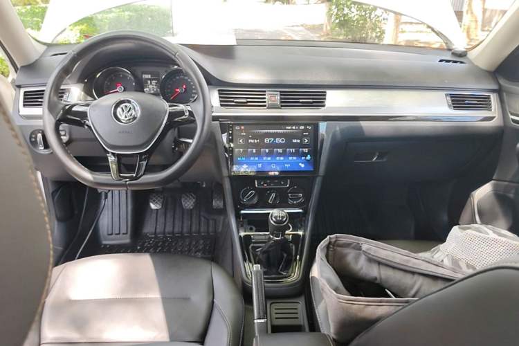 Used Volkswagen Bora 2016 1.6L Manual Comfort Model Center Console
