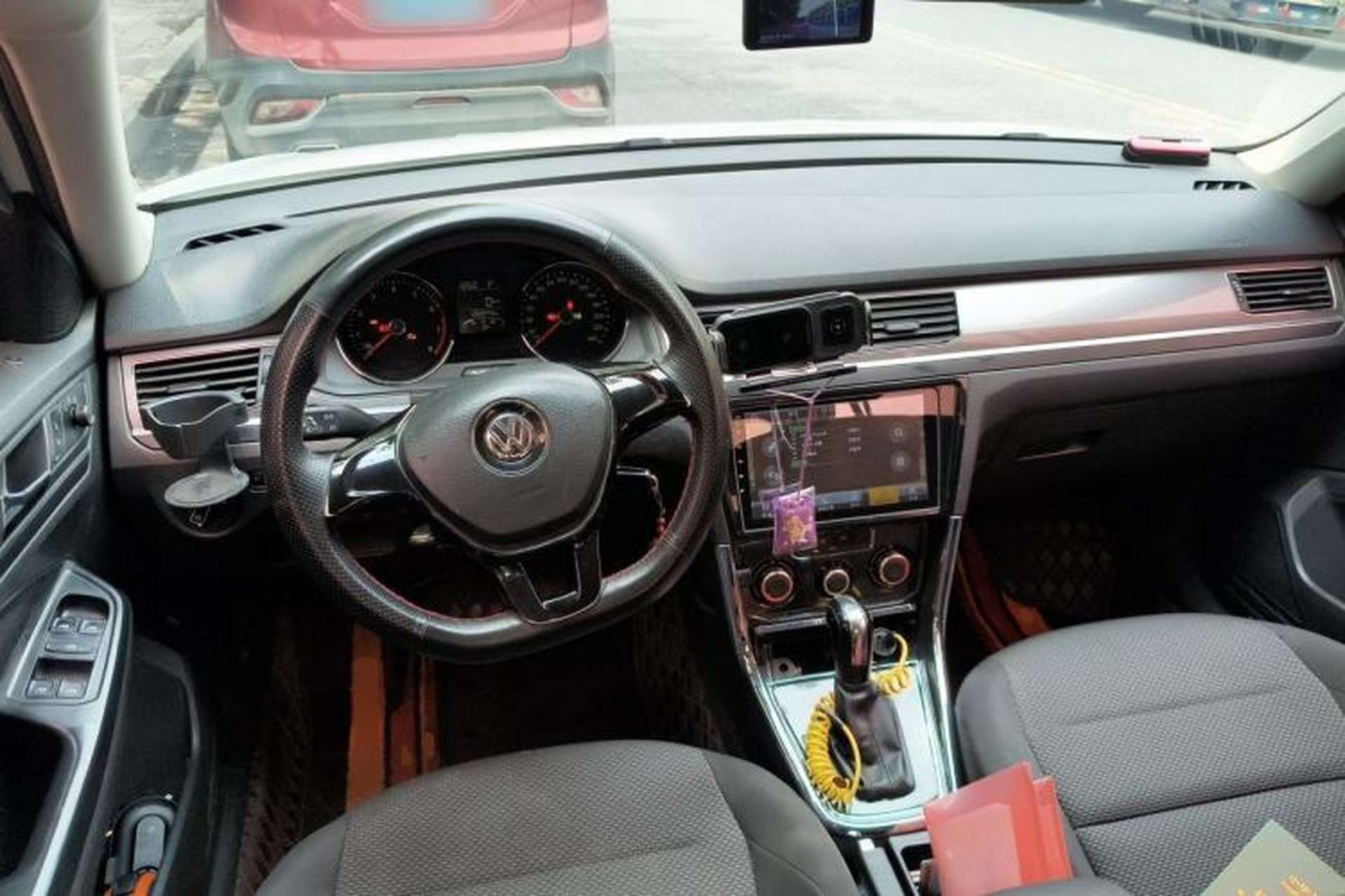 Used Volkswagen Bora 2016 1.6L Automatic Fashion Model Center Console
