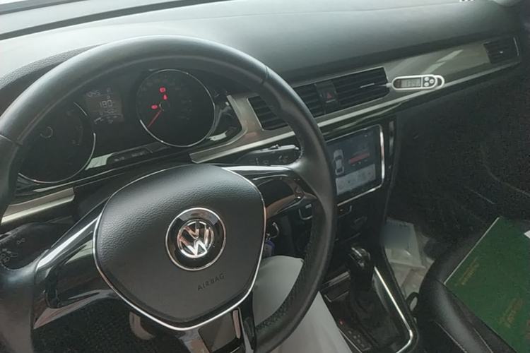 Used Volkswagen Bora 2016 1.6L Automatic Comfort Model Center Console
