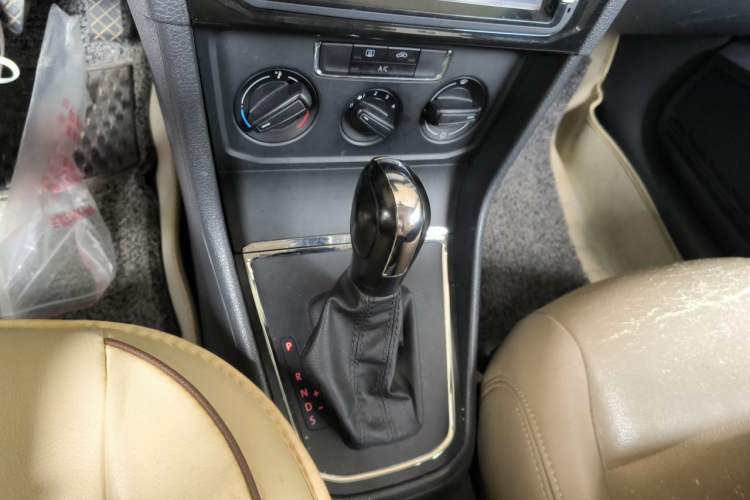 Used Volkswagen Bora 2016 1.6L Automatic Fashion Model Gear Lever