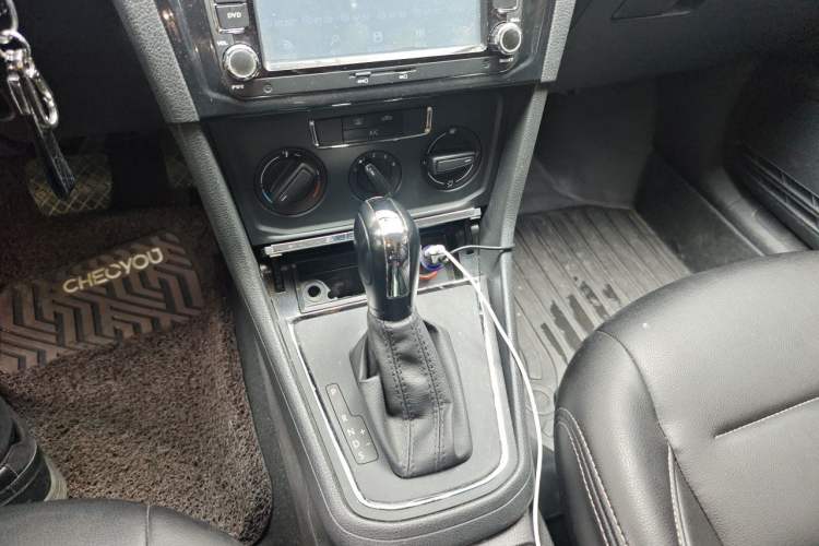 Used Volkswagen Bora 2016 1.6L Automatic Fashion Model Gear Lever