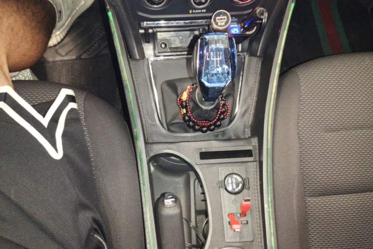 Used Volkswagen Bora 2016 1.6L Manual Fashion Edition Gear Lever