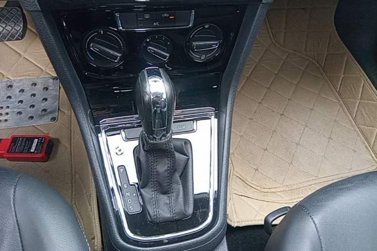 Used Volkswagen Bora 2016 1.6L Automatic Comfort Model Gear Lever