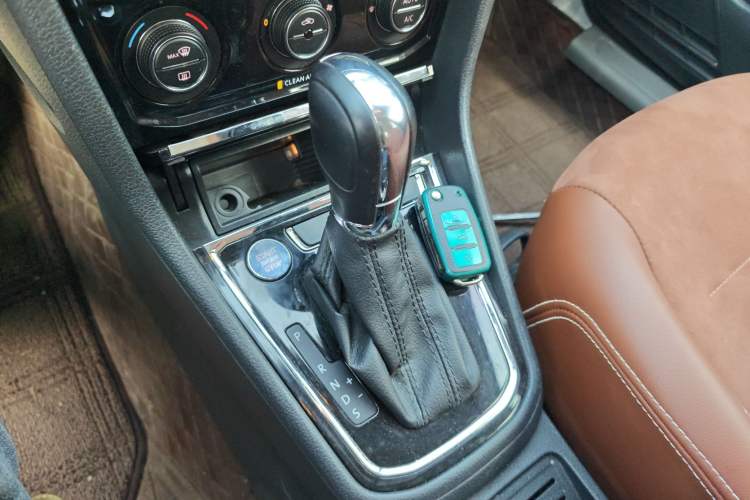 Used Volkswagen Bora 2016 1.6L Automatic Luxury Model Gear Lever