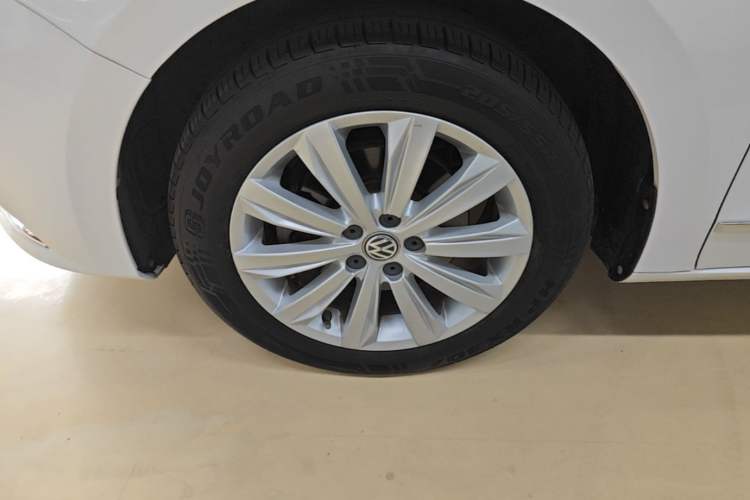 Used Volkswagen Bora 2016 1.6L Automatic Comfort Model Left Front Wheel Hub