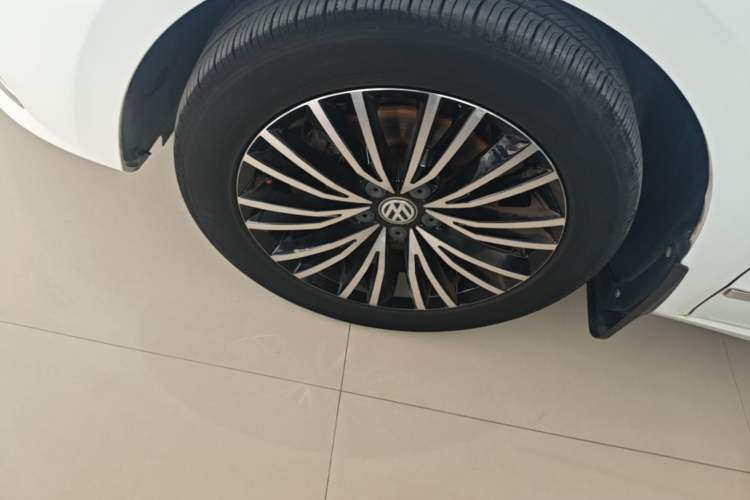 Used Volkswagen Bora 2016 230TSI DSG 25th Anniversary Edition Left Front Wheel Hub