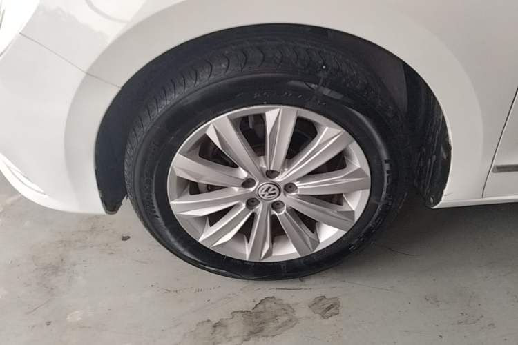 Used Volkswagen Bora 2016 1.6L Automatic Comfort Model Left Front Wheel Hub