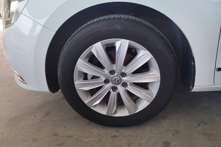 Used Volkswagen Bora 2016 1.6L Automatic Comfort Model Left Front Wheel Hub