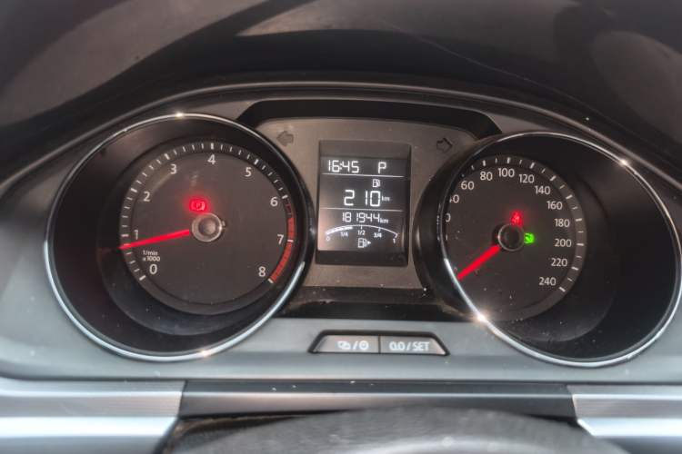 Used Volkswagen Bora 2016 1.6L Automatic Fashion Model Odometer Close Up