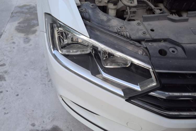Used Volkswagen Bora 2016 1.6L Automatic Fashion Model Right Front Headlight