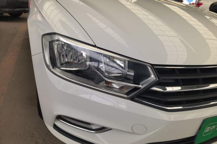 Used Volkswagen Bora 2016 1.6L Automatic Fashion Model Right Front Headlight