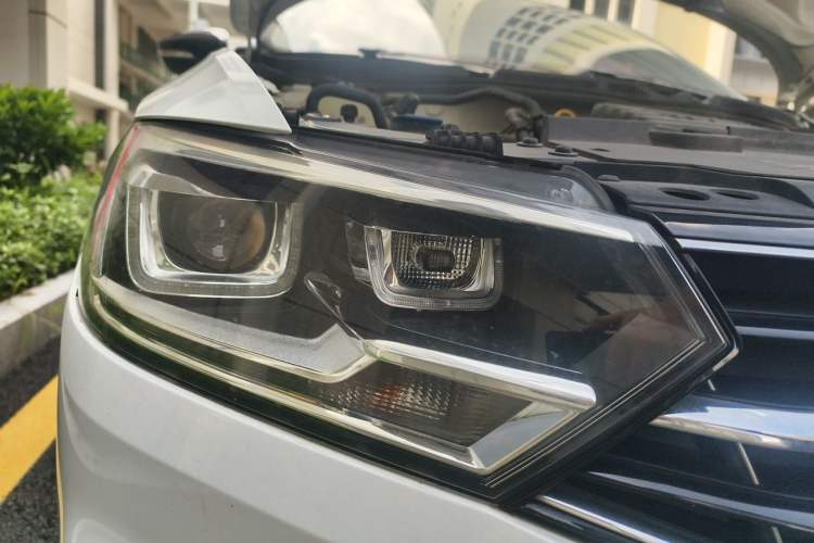 Used Volkswagen Bora 2016 230TSI DSG 25th Anniversary Edition Right Front Headlight