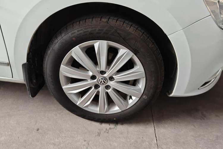 Used Volkswagen Bora 2016 1.6L Automatic Comfort Model Right Front Wheel Hub