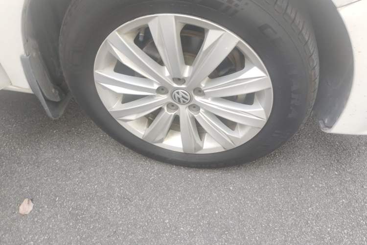 Used Volkswagen Bora 2016 1.6L Automatic Comfort Model Right Front Wheel Hub