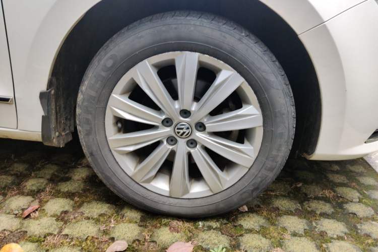 Used Volkswagen Bora 2016 1.6L Automatic Comfort Model Right Front Wheel Hub