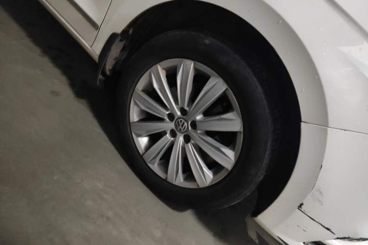 Used Volkswagen Bora 2016 1.6L Manual Comfort Model Right Front Wheel Hub