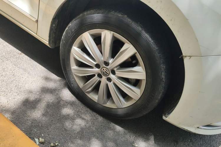 Used Volkswagen Bora 2016 1.6L Automatic Comfort Model Right Front Wheel Hub