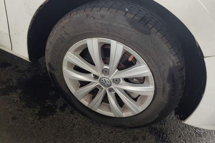 Used Volkswagen Bora 2016 1.6L Automatic Fashion Model Right Front Wheel Hub