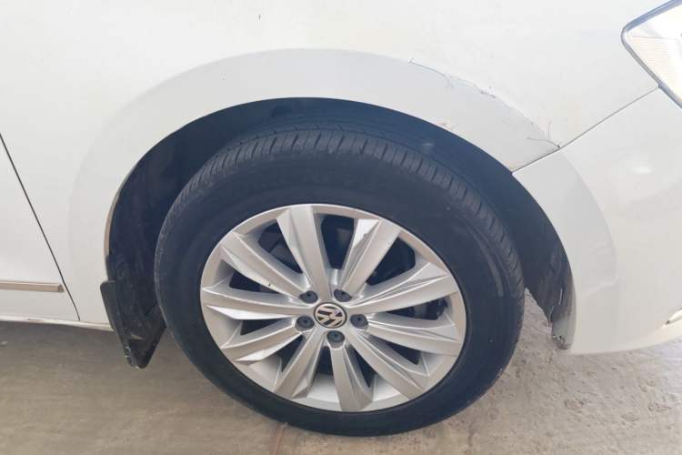 Used Volkswagen Bora 2016 1.6L Manual Comfort Model Right Front Wheel Hub