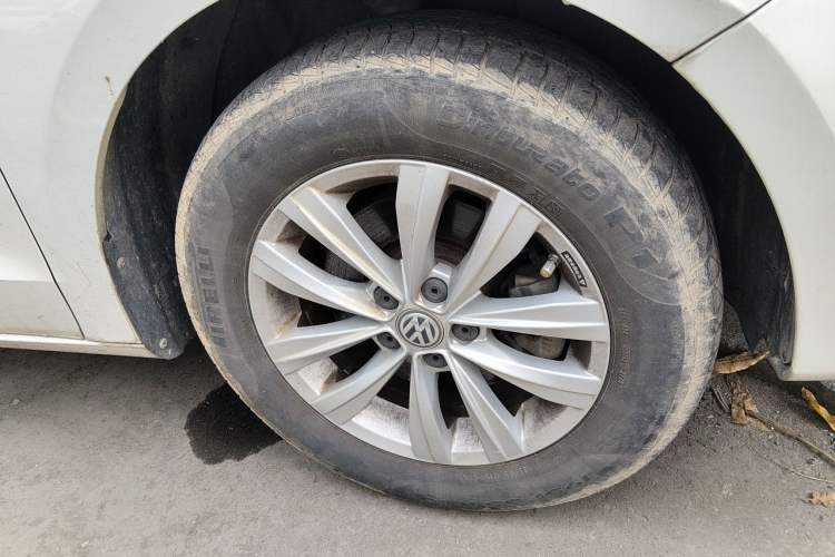Used Volkswagen Bora 2016 1.6L Automatic Fashion Model Right Front Wheel Hub
