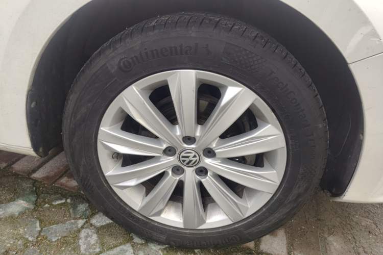 Used Volkswagen Bora 2016 1.6L Manual Comfort Model Right Front Wheel Hub