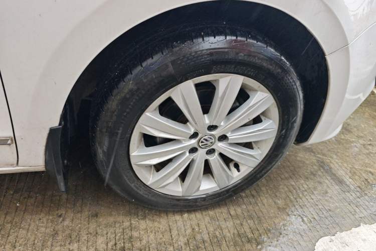 Used Volkswagen Bora 2016 1.6L Automatic Comfort Model Right Front Wheel Hub