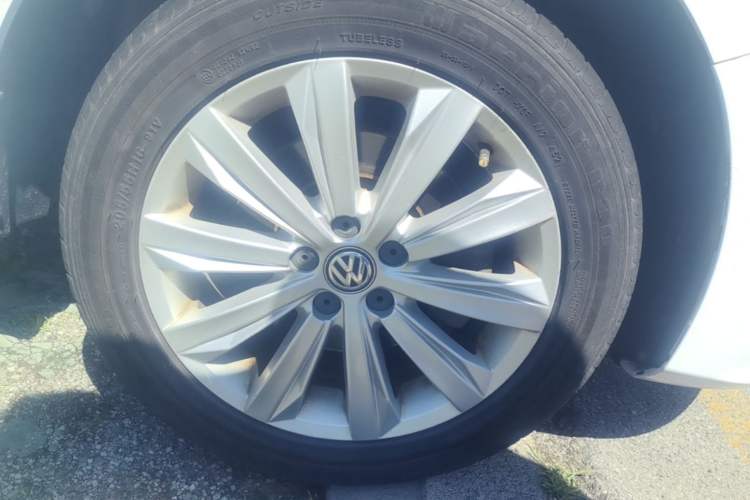 Used Volkswagen Bora 2016 1.6L Automatic Comfort Model Right Front Wheel Hub