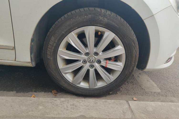 Used Volkswagen Bora 2016 1.6L Manual Comfort Model Right Front Wheel Hub