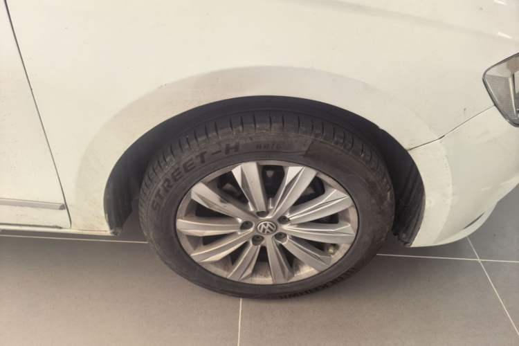 Used Volkswagen Bora 2016 1.6L Manual Comfort Model Right Front Wheel Hub