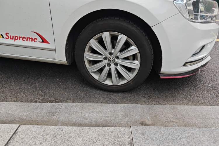 Used Volkswagen Bora 2016 1.6L Automatic Comfort Model Right Front Wheel Hub